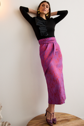 falda-ari-invitada-boda-midi-estampado-morada-fucsia-tuboelegante